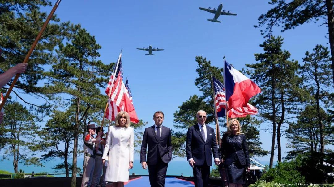 借着参加诺曼底登陆80周年纪念活动契机，正在法国访问的美国总统拜登与法国总统马克