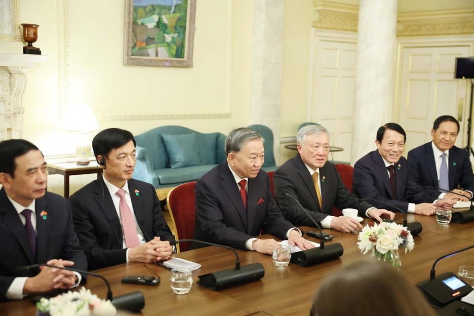 阮和平竟然坐在苏林旁边！苏林带领高级官员与英国首相会谈，现场毫无例外就是潘文江、