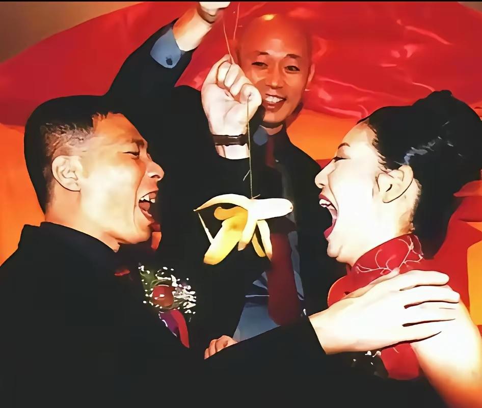 不得不佩服徐帆的从容心态！
曾经颜值亮眼的大美女，选择嫁给冯小刚。
老话常说好妻