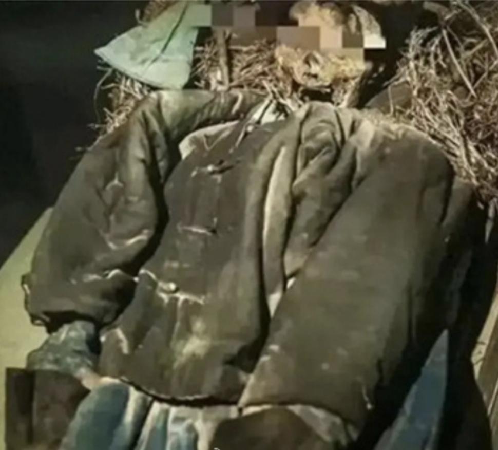 2015年，新疆喀什，一个牧民在寻找离群的小羊时，却意外在一处僻静的山洞里发现一