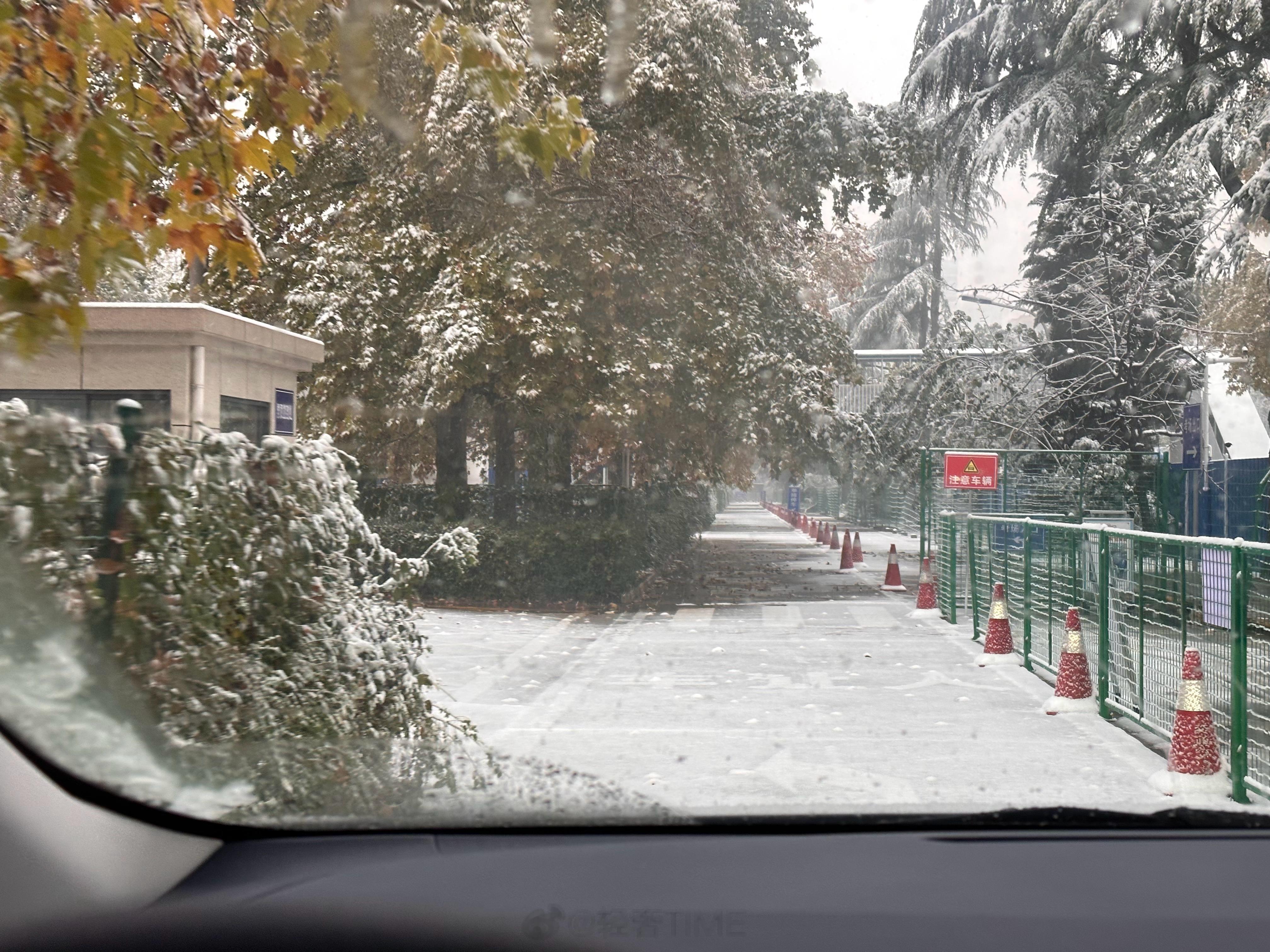 快四十岁了，第一次听到冬雷，今天早晨在西安，雷声持续时间有近10秒，不止巨大的声