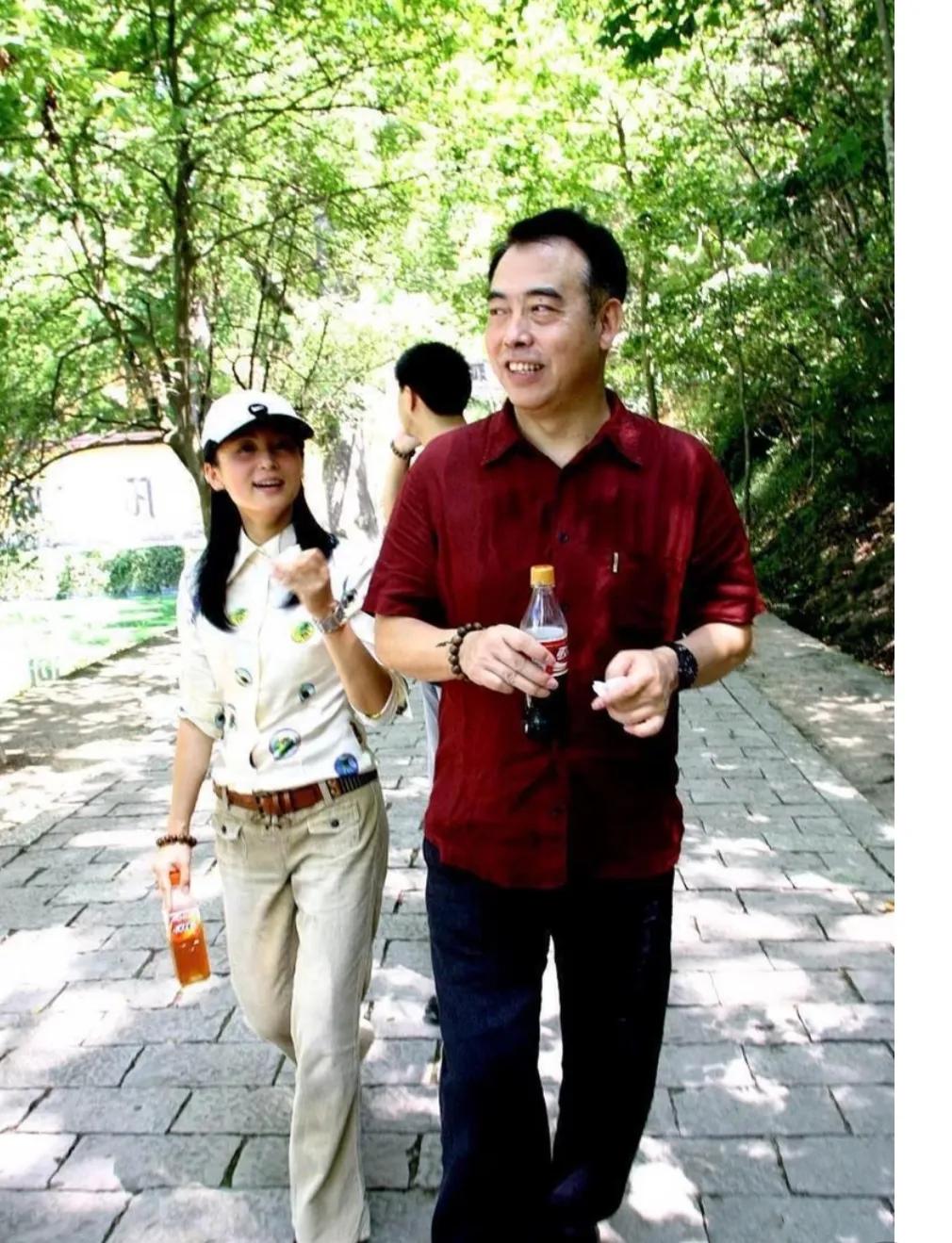 陈凯歌娶了陈红两人自结婚后，陈凯歌就没有再跟某个女的有绯闻了。总之就是为了她收心