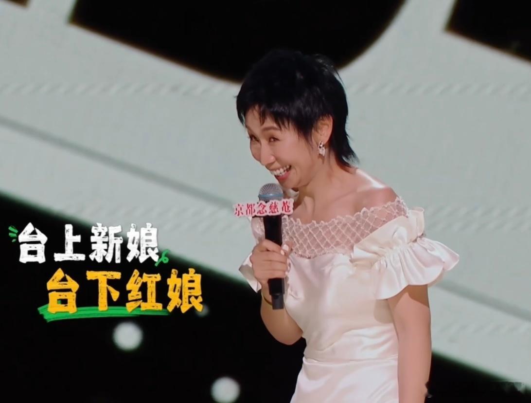 #杨天真相亲#刚完成婚礼的小鹿，马不停蹄地为杨天真的爱情出谋划策，拉群介绍老公表