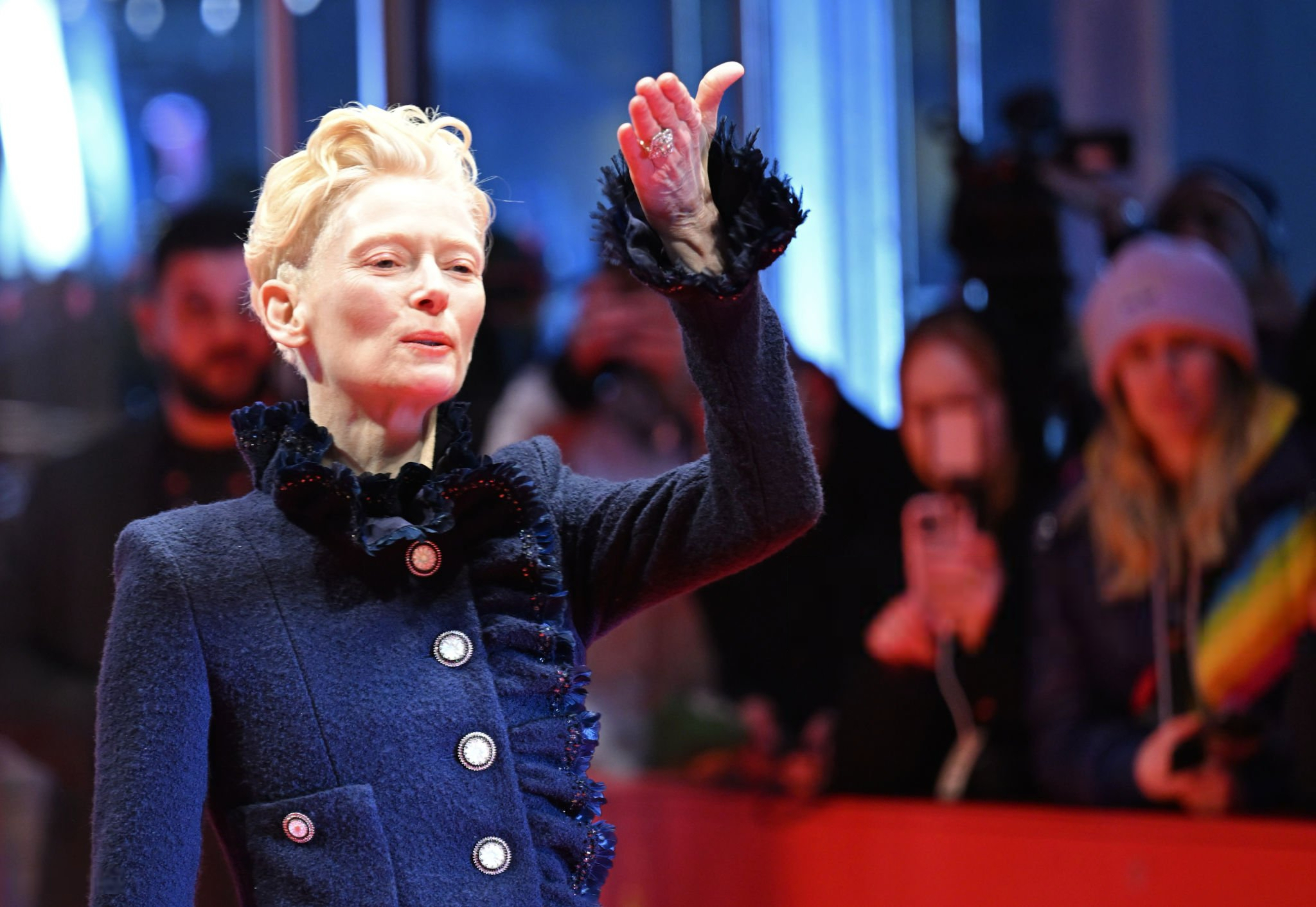 女王驾到！ Tilda Swinton 霸气亮相第75届 柏林电影节 开幕式红毯