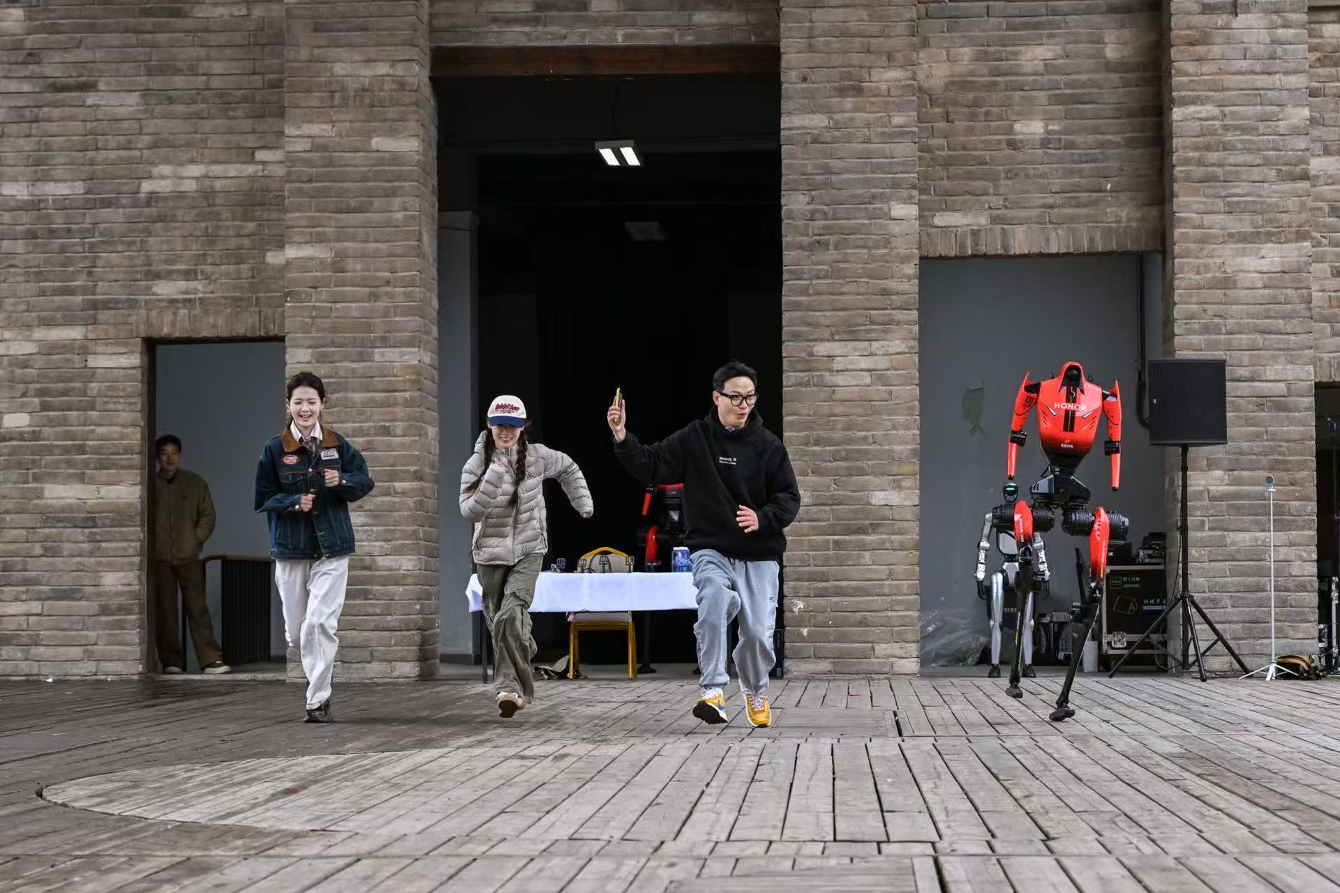 在WIN2系列新品发布会前，荣耀把闪电和两位马拉松大神聚在了一起，太有画面感了。