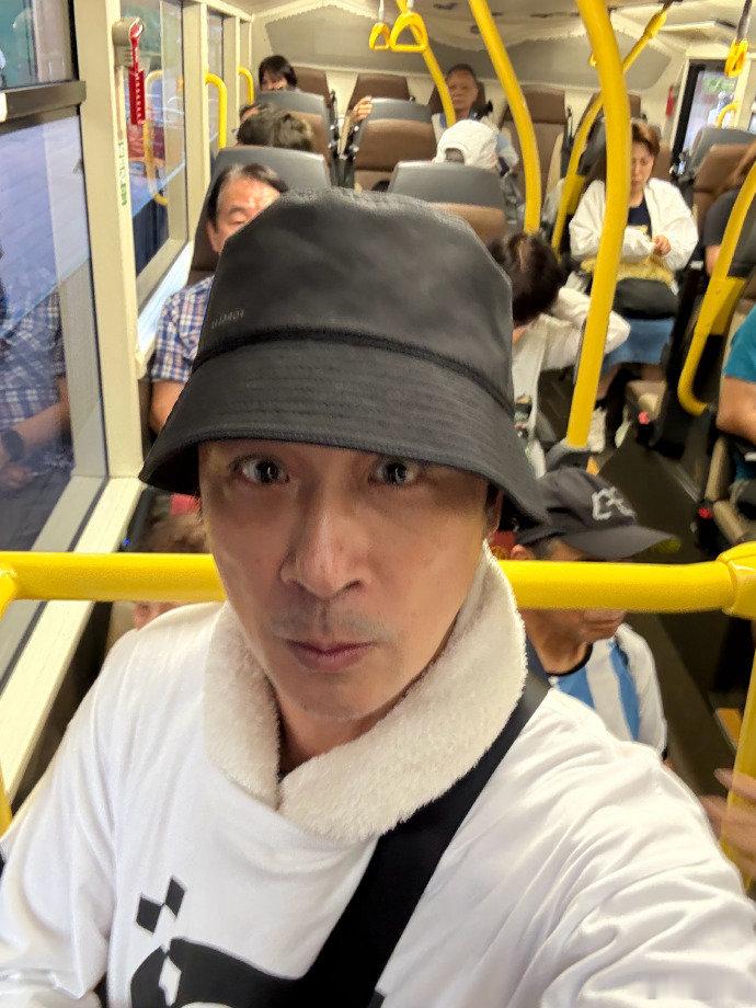 吴镇宇哪像是63岁的人啊吴镇宇花期真长吴镇宇刷老年卡被质疑，这哪像是63岁的人啊