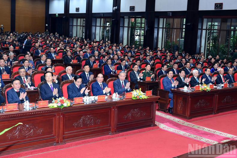 越南开大会也喜欢喜庆！苏林在河内参加内政部门传统日60周年纪念典礼，现场还有农德