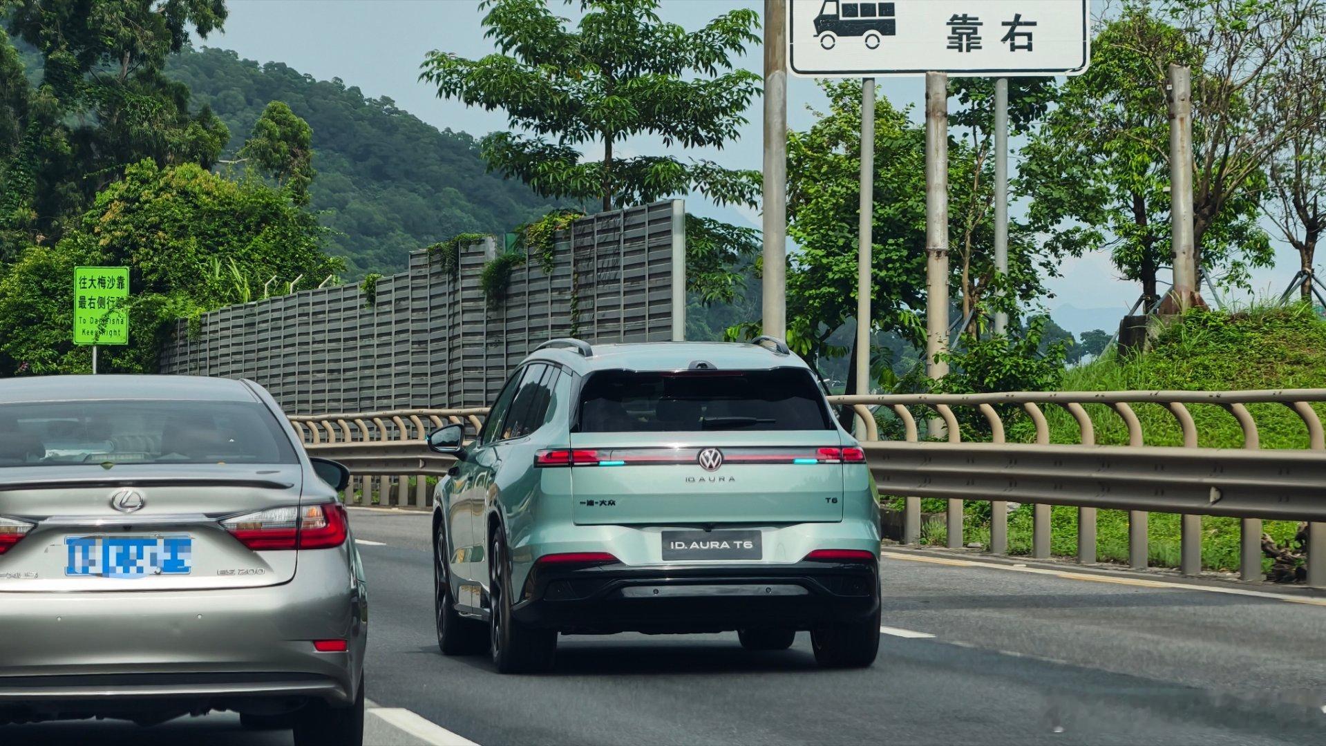 大众 AURA T6 已经在路上跑了？我记得这台车是刚做完内饰媒体实拍不久，这是