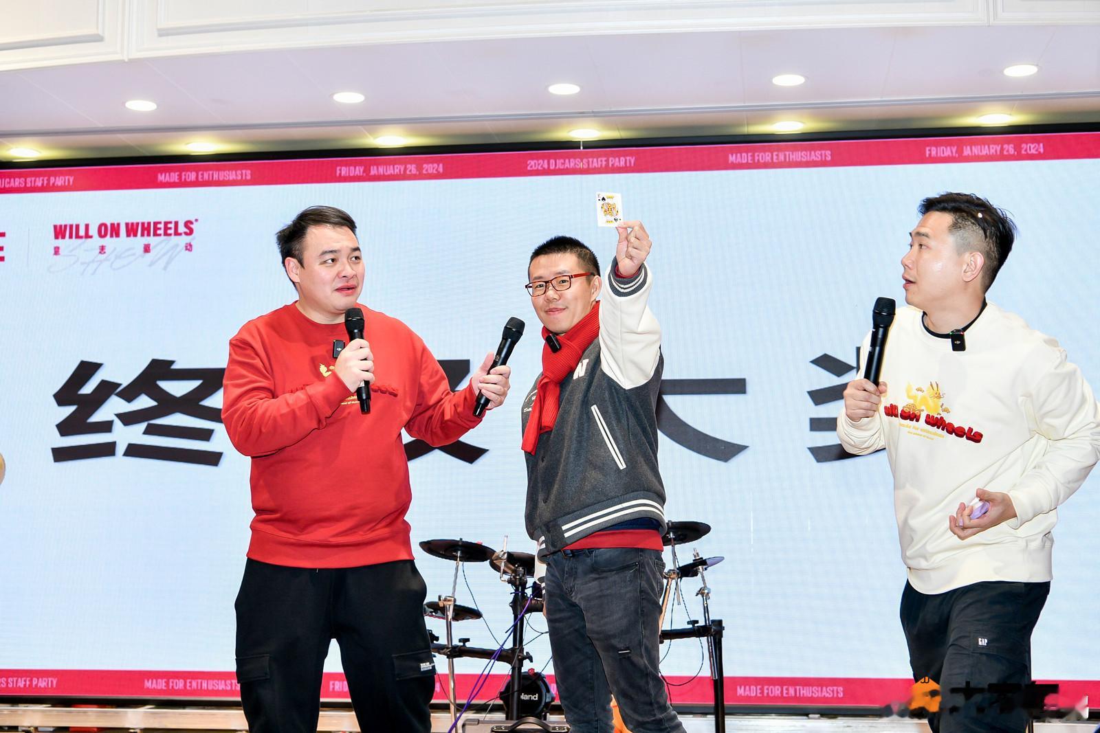 我们的年会大奖，五菱宏光mini ev马卡龙顺利送出啦！幸运儿是我们技术部的同事