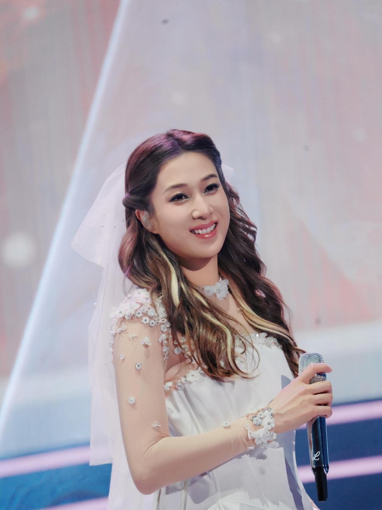 嘉欣BB（钟嘉欣）是怎样做到？看她在演唱会上卖力的演跳真的很感慨她完全不像41岁