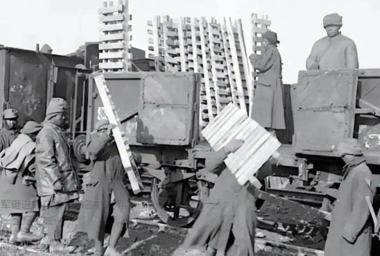 1917年，大批山东男子被招到法国挖煤，抵达后才发现并不是下矿，而是从事繁重的体