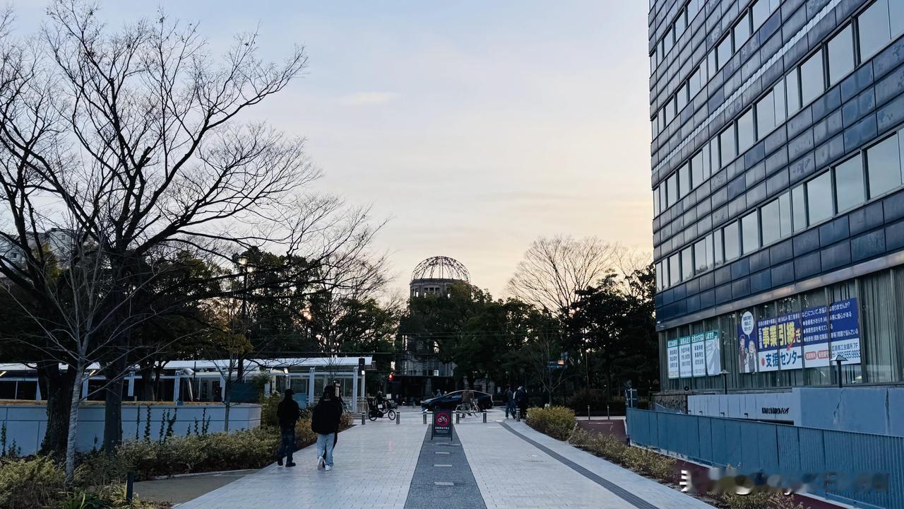 1945年8月6日8时15分，美军一架B-29轰炸机飞临日本广岛市区上空，投下一