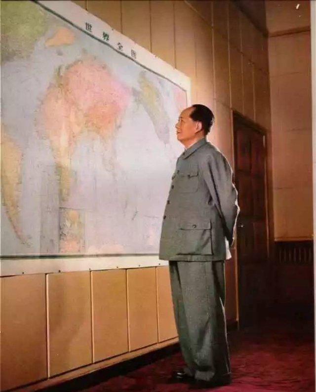 1947年10月10日向全军及全国颁布了《中国人民解放军宣言》，发出“打倒蒋介石