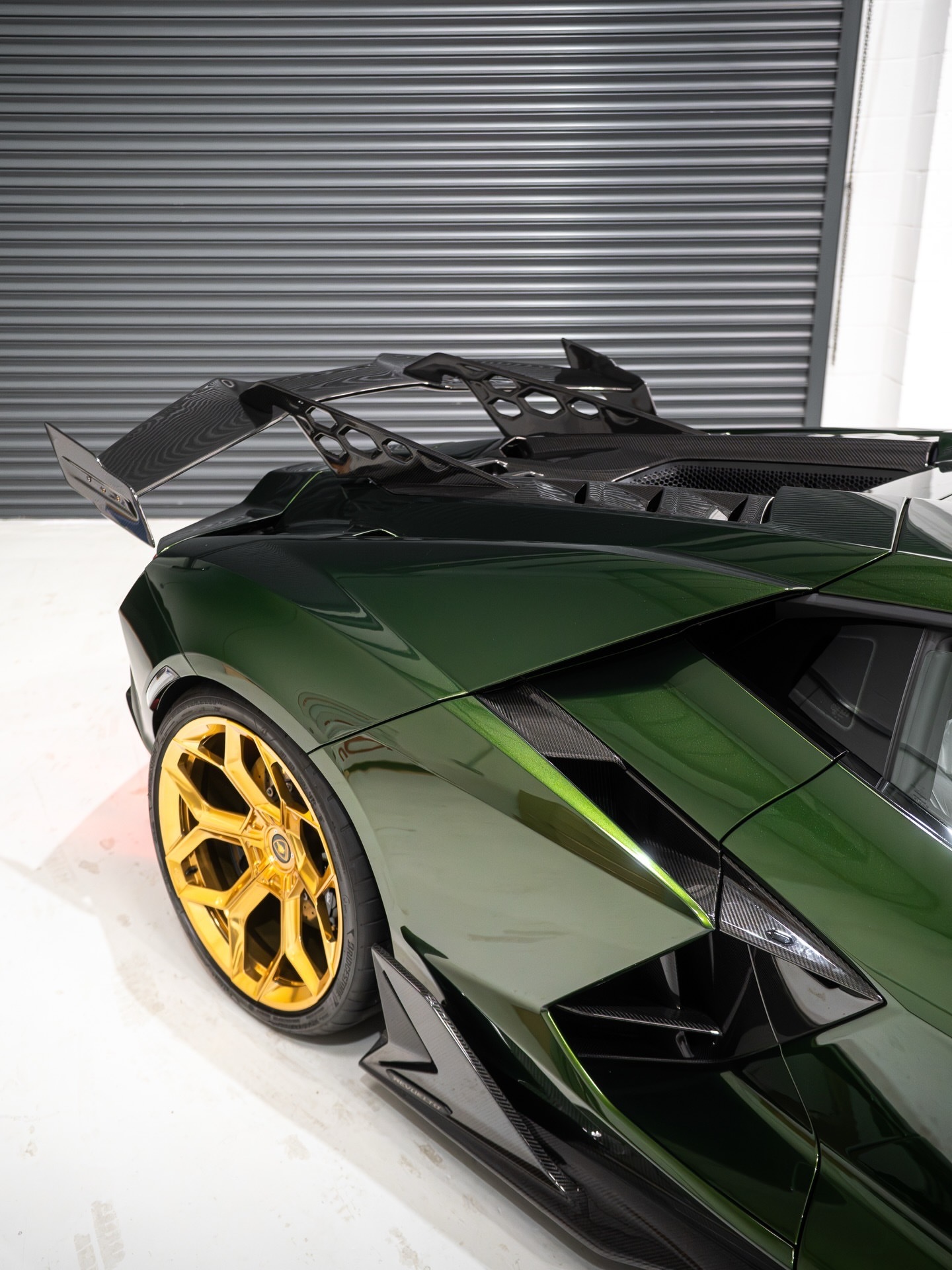 Duke Dynamics 车身套件。全套 Novitec Race 排气系统，