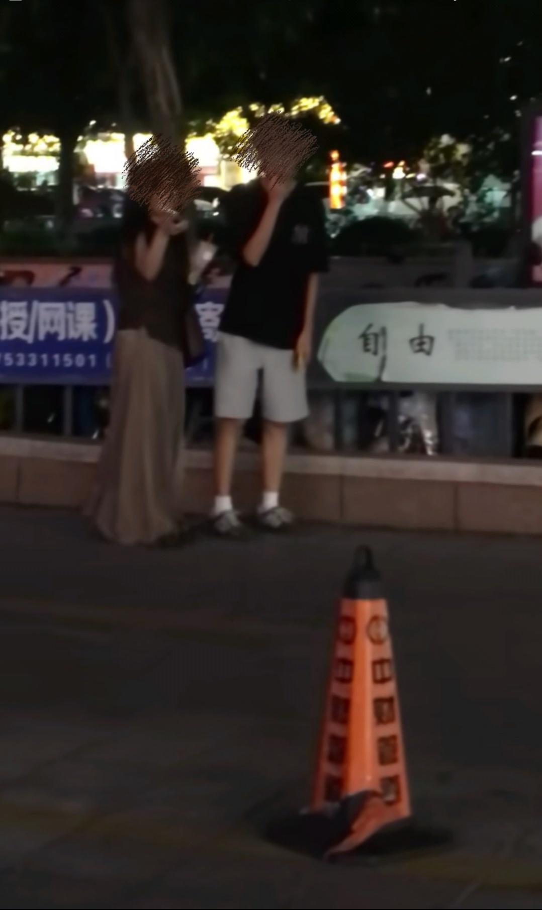 有个胆大的闺蜜真好呀！两名女大学生一起逛街，一路边走边聊有说有笑。突然其中一个女