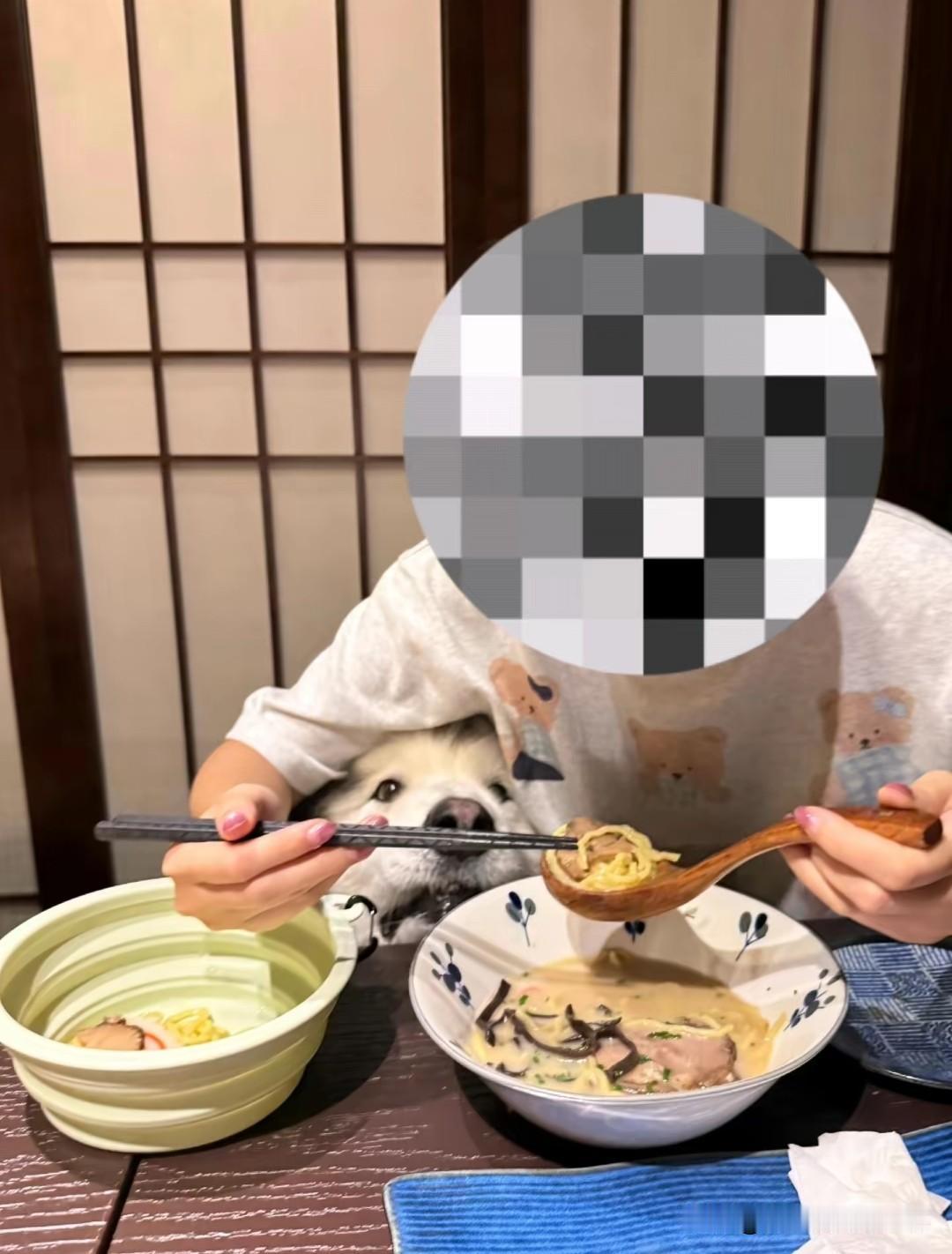 立刻将该餐盘单独封存标记，绝不放回常规清洗消毒的周转流程里，避免后续流入其他顾客