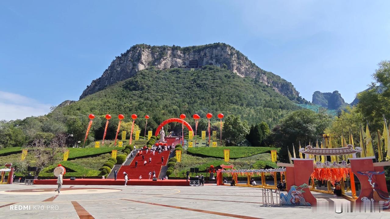 这便是大美娲皇宫了，从多年前默默无名的破旧小庙，发展到如今的5A级旅游景区，可谓