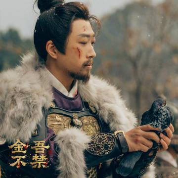 认不出金吾不禁里的于正 于正发了《金吾不禁》里的造型，贴上胡子差点认不出了，你觉