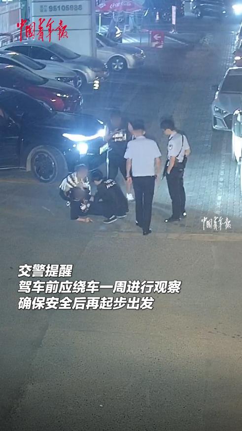 “悲剧还是发生了！”近日，新疆乌鲁木齐，一男子去开车时，没有发现蹲在车前玩手机的