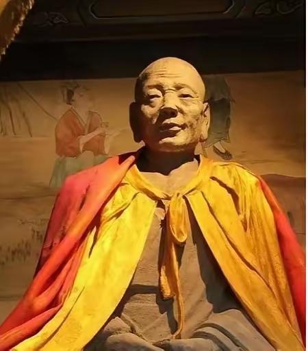 1996年，山西一名村民在寺庙打扫时，靠着佛像睡着了，醒来后，他发现自己不小心把