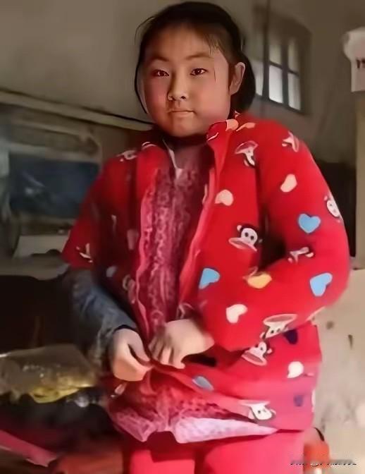 在四川达州的山坳里，6岁丧父9岁遭母亲抛弃的女孩在叔叔家寄养了整整12年。高考刚