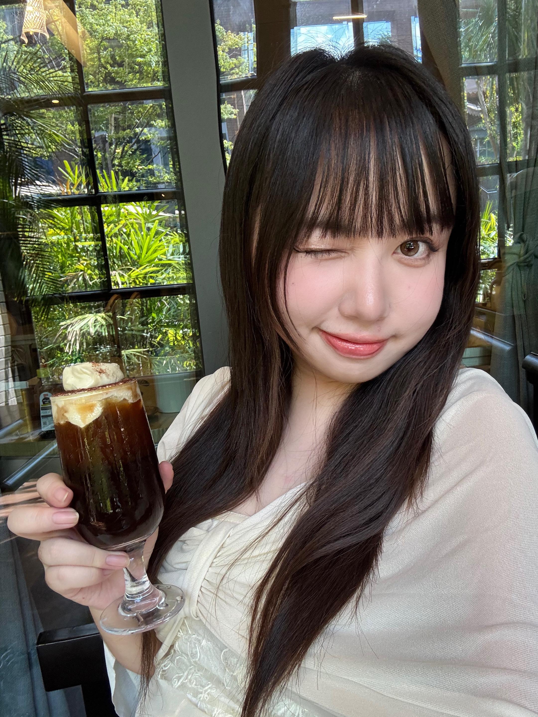 我妈说，她去了我最喜欢的小饭馆。我妈说跟老板提起来了我，老板说记得我...