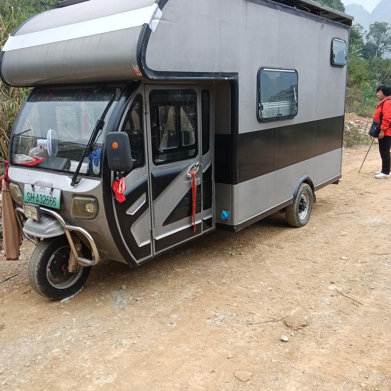 电动三轮房车旅行
经济实惠，简约不简单

登山途中我们遇见了一辆三轮房车。

车