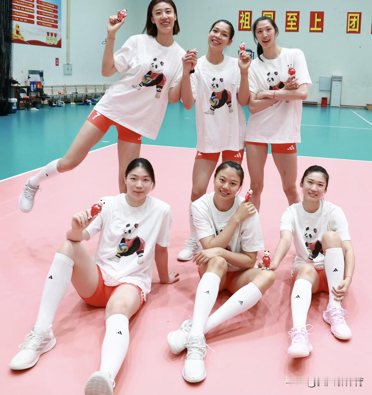这么可爱的女排姑娘，你见过吗？正在福建漳州集训的中国女排姑娘，这是又接到了新广告