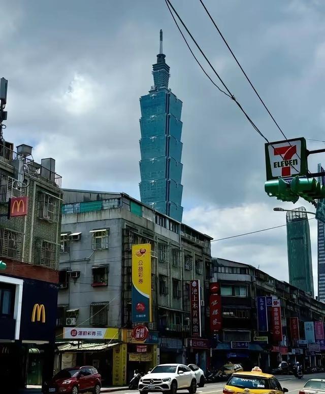 今天的台湾经济是真畸形！
今天观察台湾地区的经济，最值得关注的，不只是出口增长了
