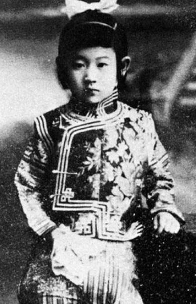 1924年，59岁的养父，爬上了18岁的川岛芳子的床，面对这个养育了她12年的男