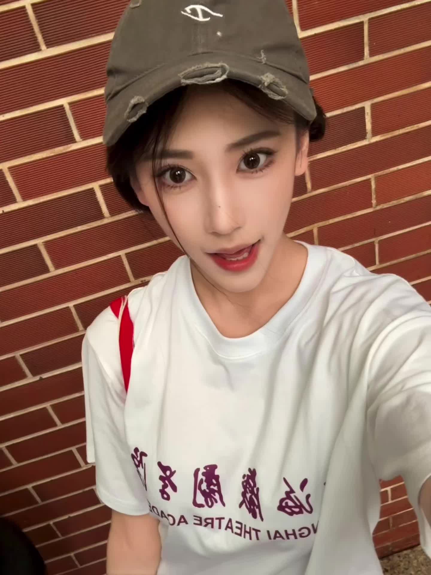 我等下发张自拍 然后吐槽自己最近变丑了 你们就在底下评论 没有啊 还是...