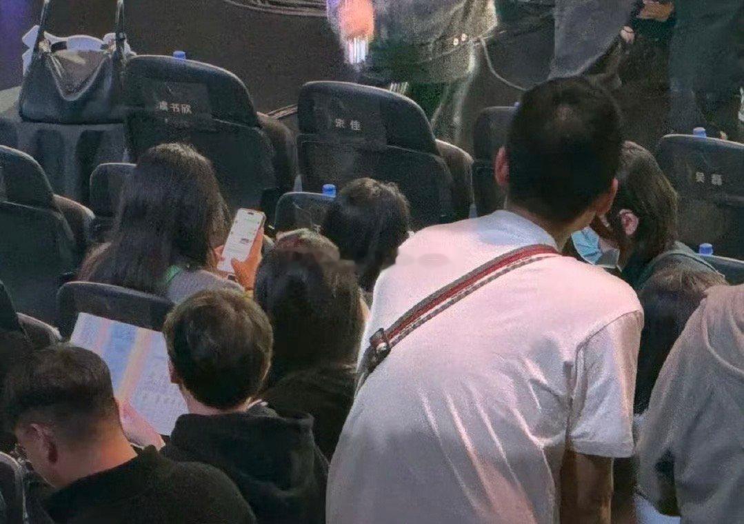 星光大赏内场 虞书欣丁禹兮没坐一起，虞书欣丁禹兮还是分开坐了[笑cry] 