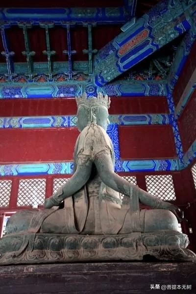 正定隆兴寺藏着一尊很特别的明代铜佛。
戒坛殿里，双面背靠背同坐莲台，一面药师佛，