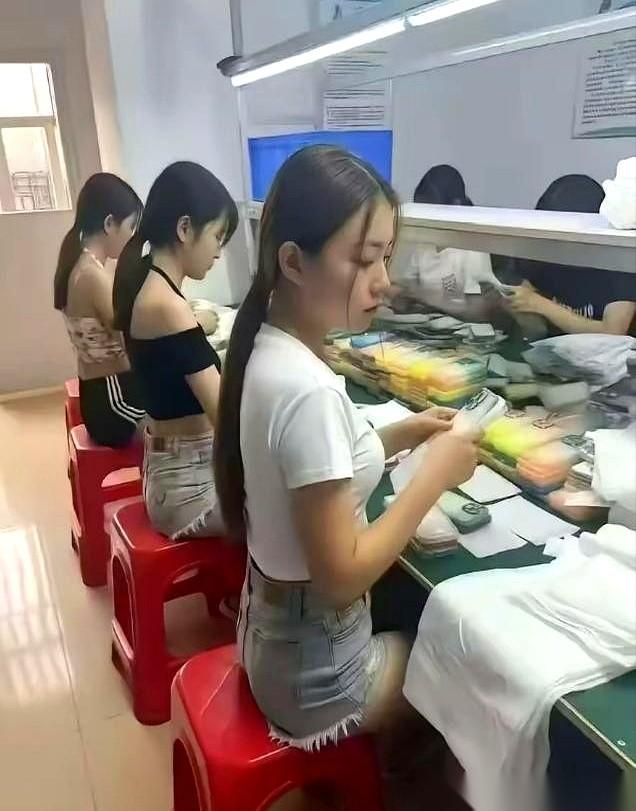 电子厂里有条看不见的流水线。
新来个年轻、单身的姑娘，大家心里就开始倒计时。
一