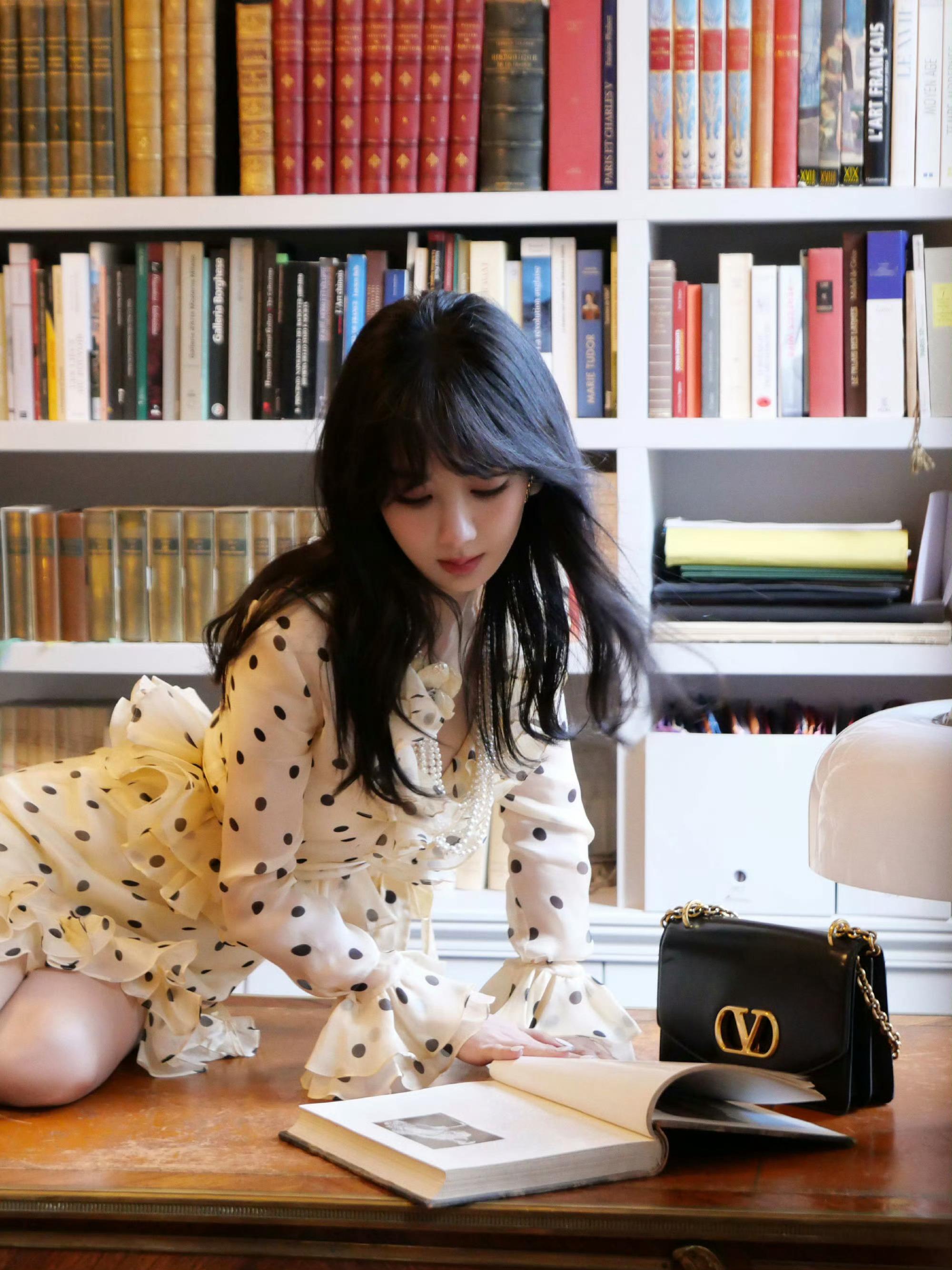 杨紫这两天的妆造和状态都太强了👍🏻巴黎时装周是贵气优雅的外交女总裁🥂VOG