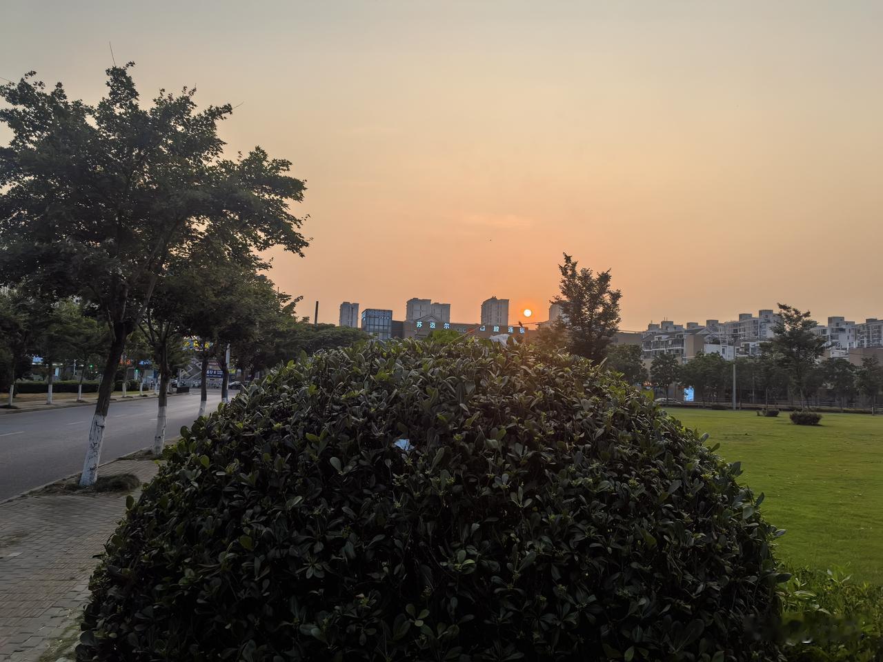人生就如这升升落落的太阳，不会停止在原地不动，不会一直在低谷，也不会一直辉煌，其