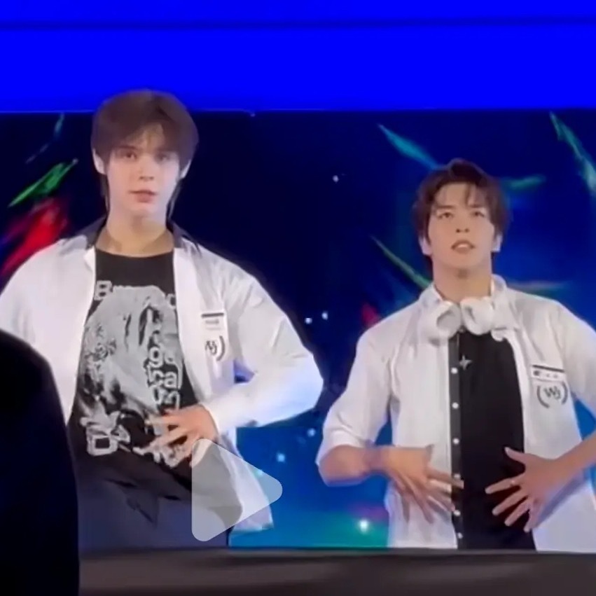 谁能告诉我 jayjay 旁边的李松河怎么了？ ​​​