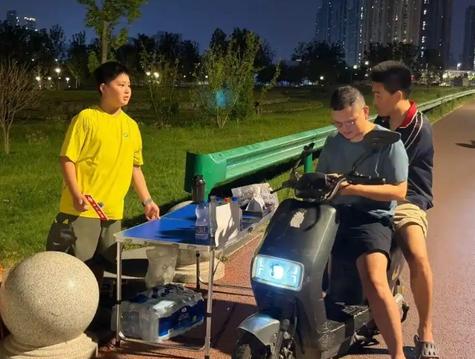 实践出真知！武汉一名 10 岁男孩暑期摆摊售卖冰水，全程独自吆喝、算账，6 天卖