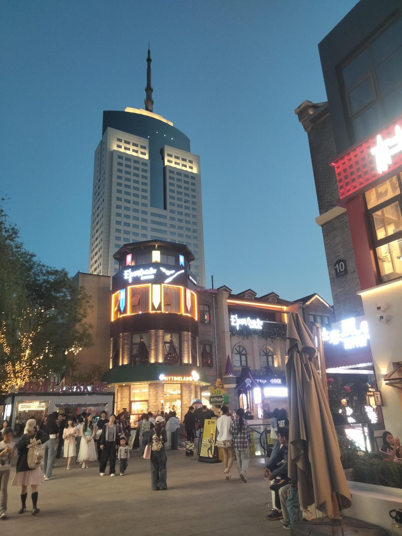 青春不是一场喧哗的巡演，
而是地底那场静默的火种。
在每一个被习题填满的深夜，