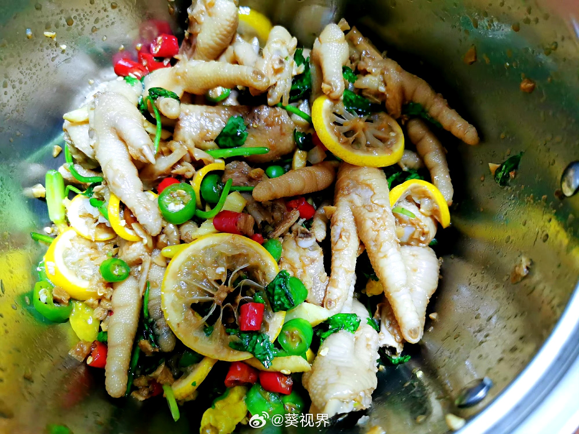 双氧水鸡爪我特别喜欢吃鸡爪，图中是自己做的，很麻烦。我一般尽量吃知名品牌的，那些