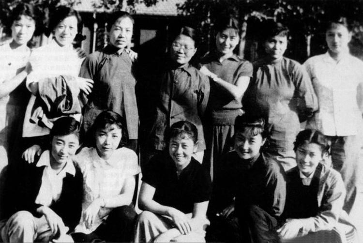 老照片上，是八一厂最早的几位女演员合影，她们个个貌美如花，每个名字都有故事。
大