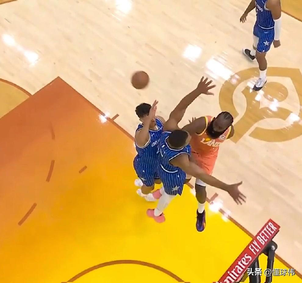 得到对手的肯定！贝恩谈哈登：

“哈登确实是传球大师。”

“我们两个人包夹他。