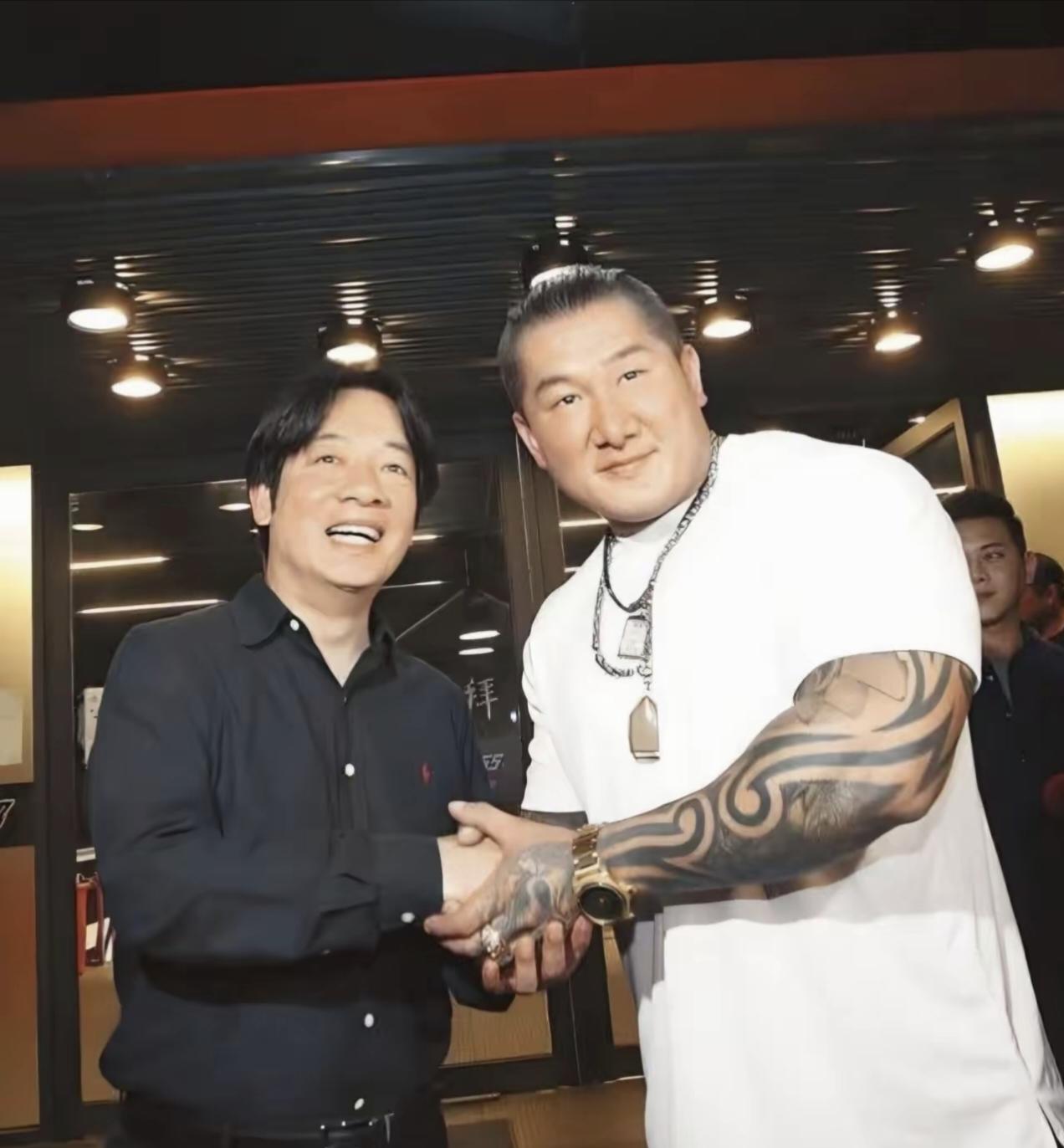 从合影到“斩首言论”，台湾网红“馆长”陈之汉曾出现在赖清德的合影中。要知道，“馆