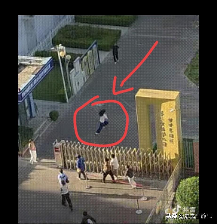 ”山东济南，幼儿园刚放学大门一开，一位妈妈就跑出了百米冲刺的速度，一开始还以为她