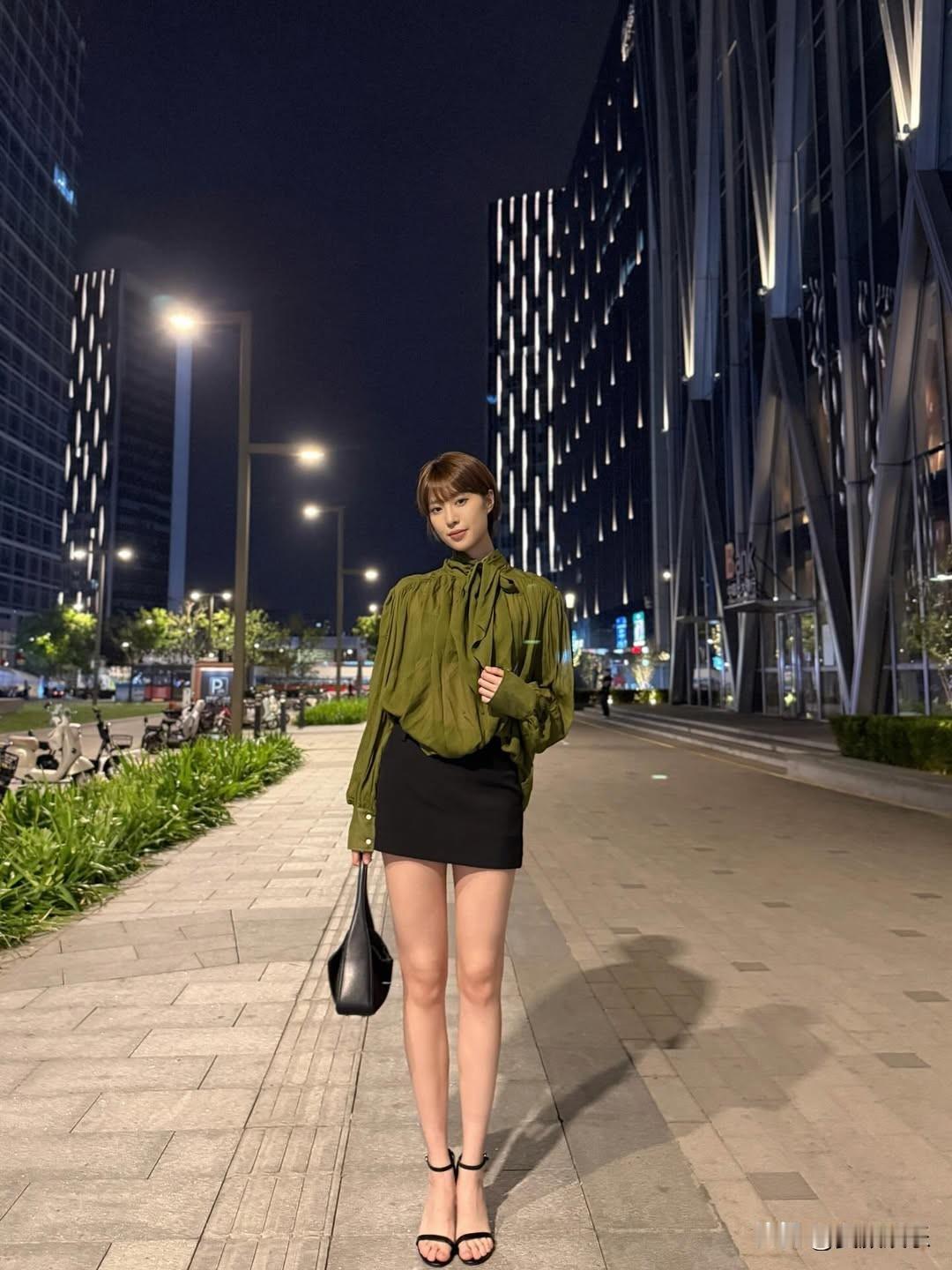 夜色笼城楼，美人倚栏愁。大长腿 漂亮小姐姐