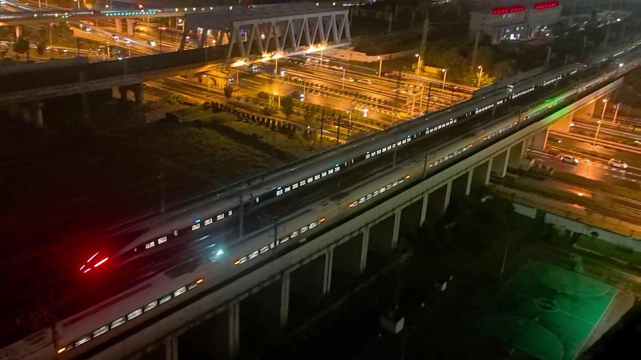 🔥徐州城东高架夜景，巨龙擦肩太震撼！🌃徐州的夜晚也太浪漫了吧！城东高架的霓虹