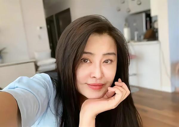 近日，王祖贤入驻短视频平台，发布了一条7秒素颜视频，迅速引发关注，点赞破百万，粉