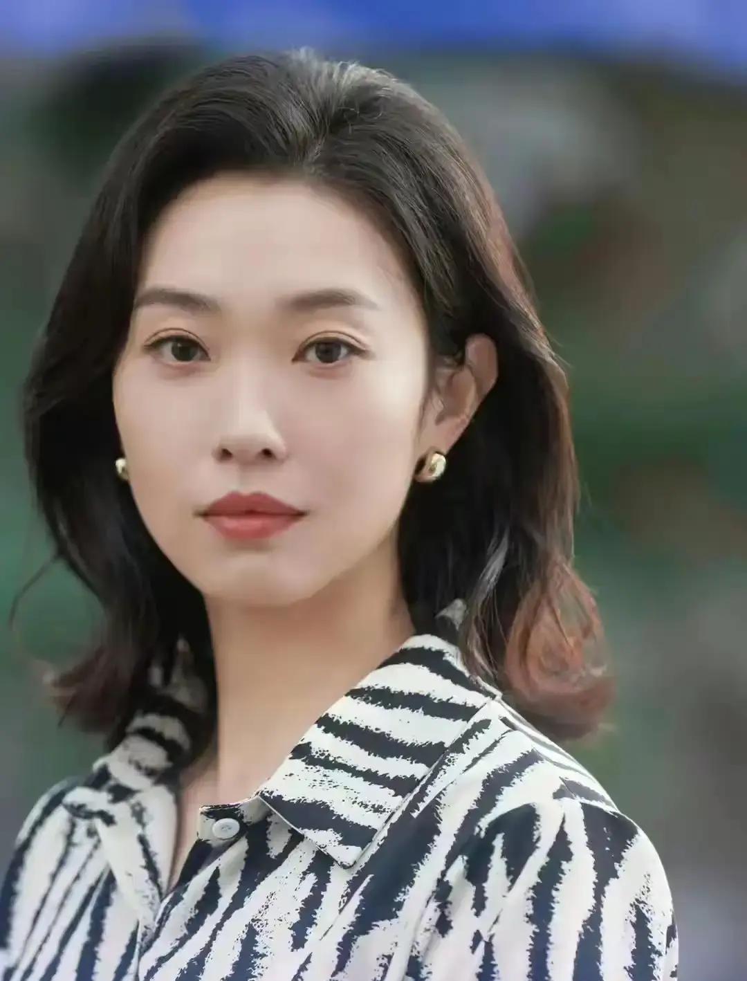 王佳佳素颜出镜，眼袋法令纹清晰可见，却敢和任素汐、高叶同台比美？
这简直是娱乐圈