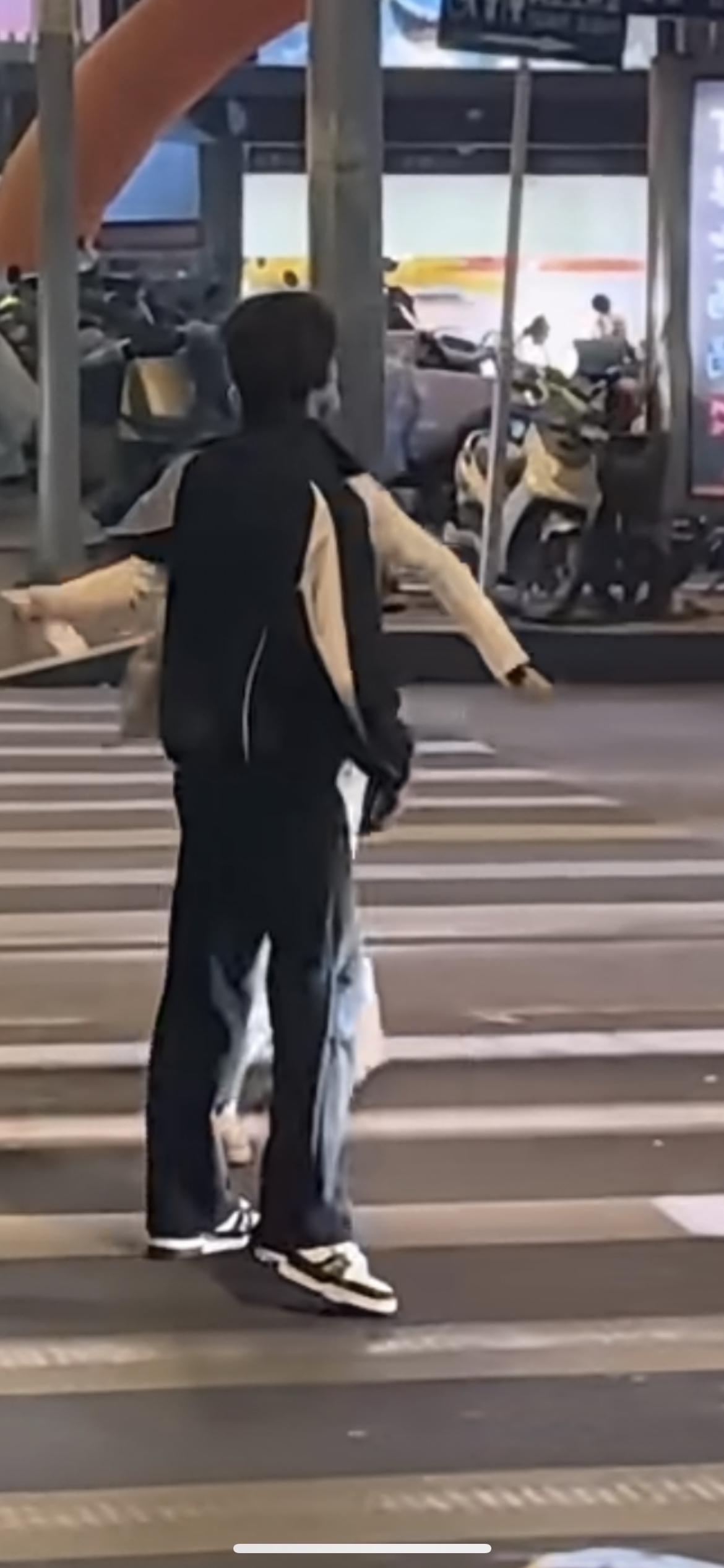 12月10日江苏，斑马线不是秀场，一对男女在斑马上“秀舞姿”引质疑，全程持续24