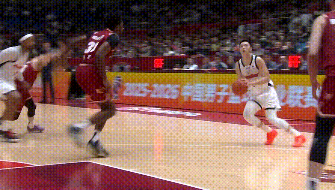 萨林杰关键时刻立功啊先妙传徐杰三分，又接小胡传球打进2+1毫不手软，老油条还是稳